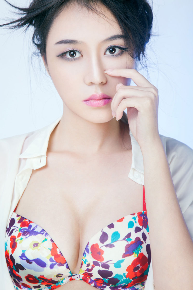 美艳女人倪婷婷双峰诱惑十足