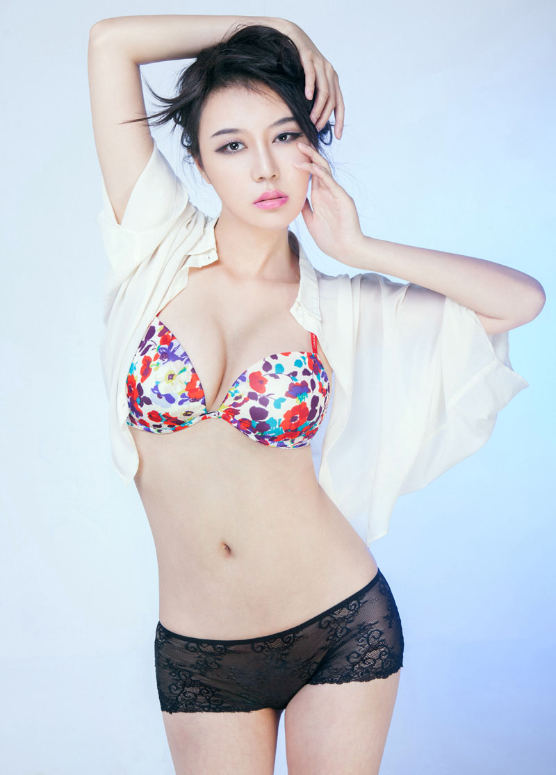 美艳女人倪婷婷双峰诱惑十足