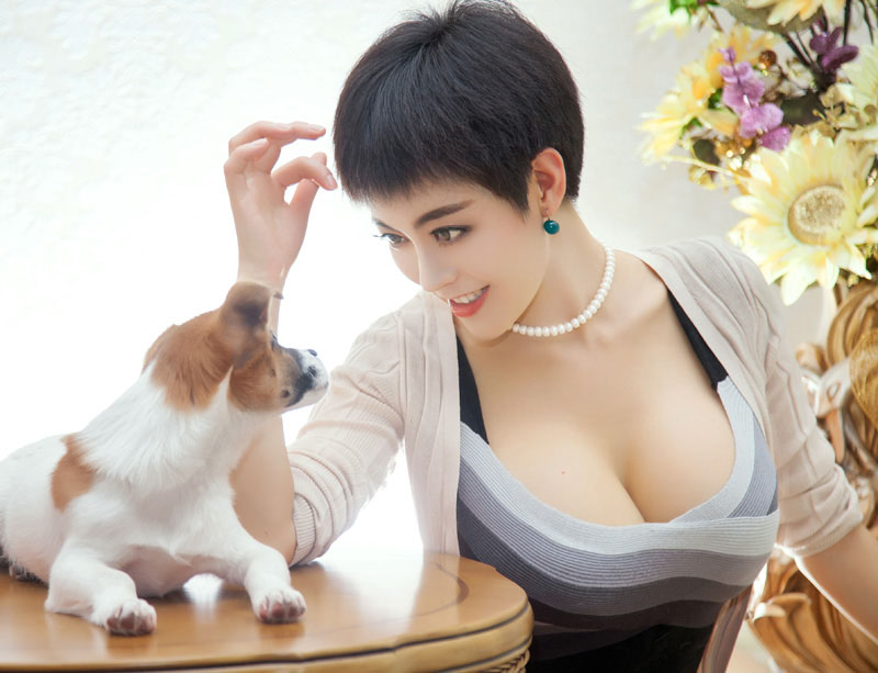 冷艳美女潘春春双峰饱满欲出