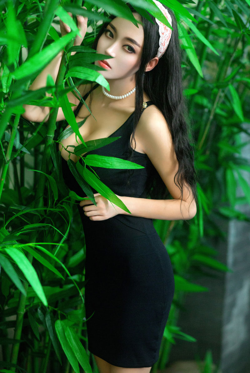 冷艳美女潘春春双峰饱满欲出