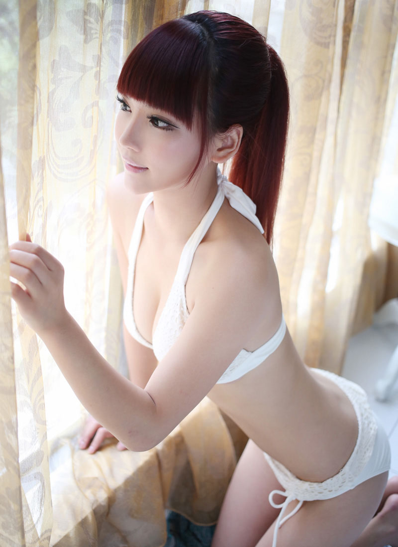 秀美女妮儿床上姿态诱人